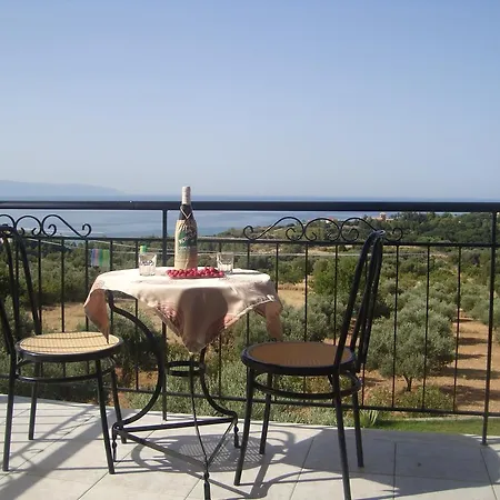 Elpida Apartament *